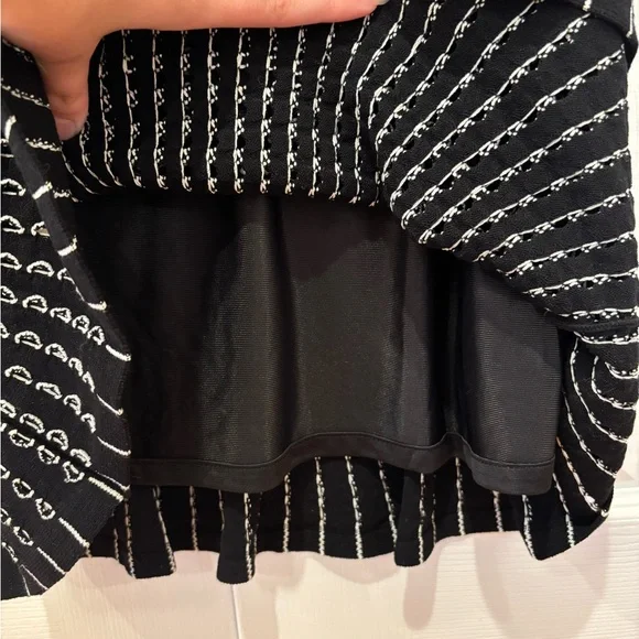 Ann Taylor Petite Black and White Patterned Sleeveless Peplum Top - Picture 5 of 6